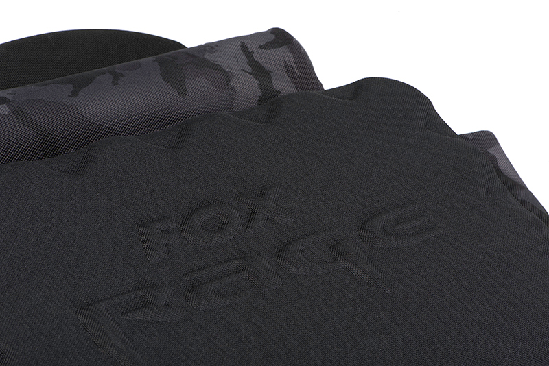Fox Rage Voyager Camo Carryall M (incl. 4 Medium Shallow & 1 cassetta per materiali Small)